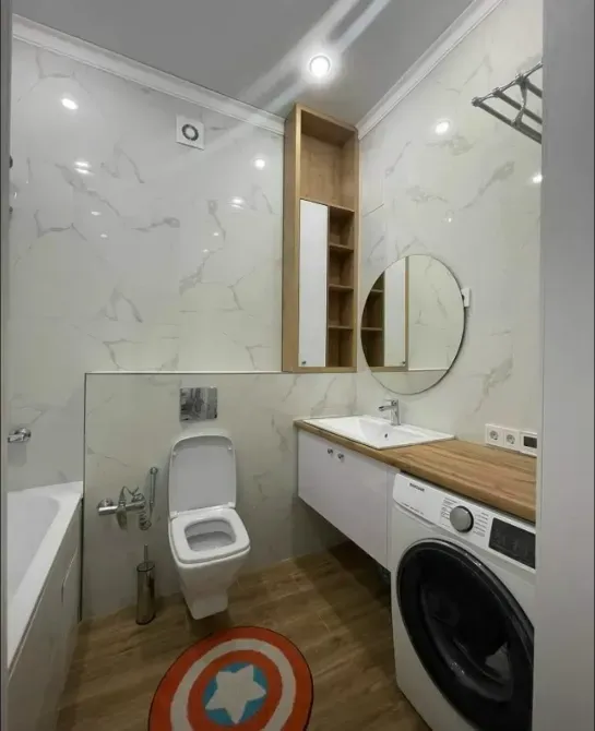 Современная ванная комната с ванной и стиральной машиной