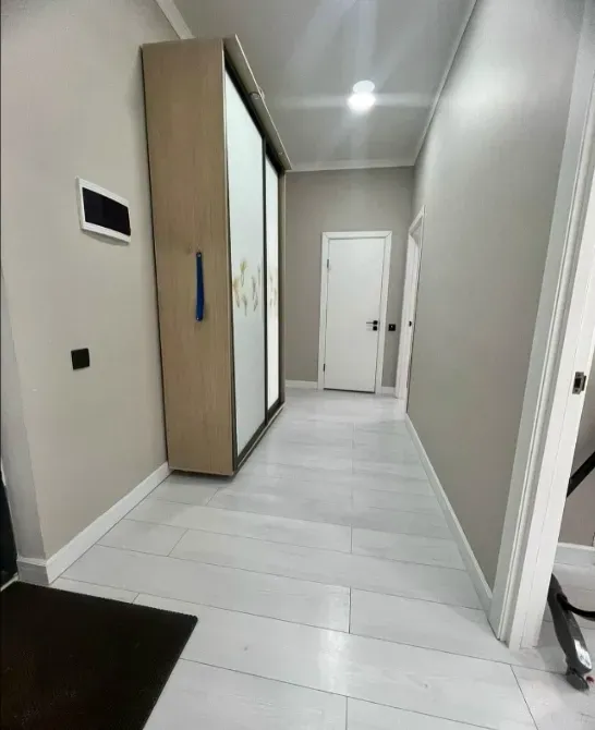 Коридор с белыми стенами и шкафом-купе