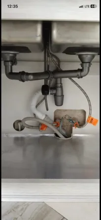 Рабочий, занимающийся сваркой на красном фоне