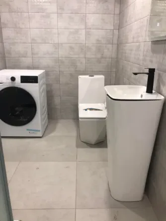 Рабочий, занимающийся сваркой на красном фоне