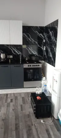 Рабочий, занимающийся сваркой на красном фоне