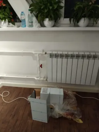 Рабочий, занимающийся сваркой на красном фоне