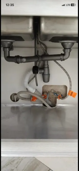 Система труб под раковиной на кухне