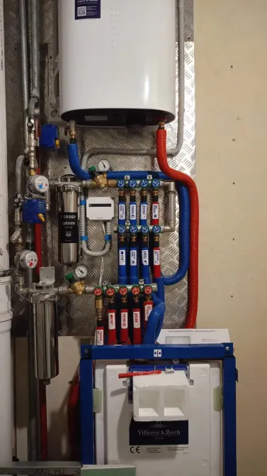 Система водоснабжения и отопления с кранами и датчиками