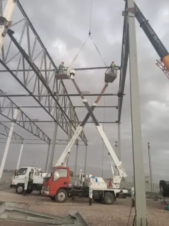 Строительныя работы с использованием подъемников на строительной площадке