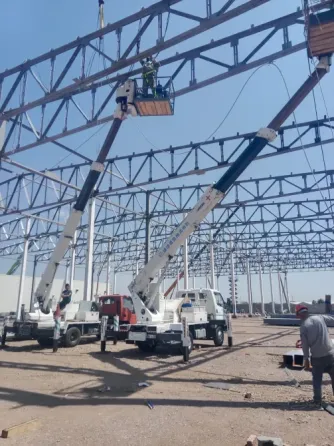 Ғимаратты көтергіштер мен мұнара крандары арқылы салу, биіктікте жұмыс істейтін жұмысшылар, металл құрылымдарын орнату
