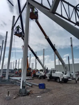 Ғимаратты көтергіштер мен мұнара крандары арқылы салу, биіктікте жұмыс істейтін жұмысшылар, металл құрылымдарын орнату