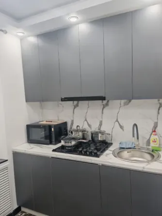 Қазіргі заманғы интерьер, павлиндермен витраж және стильді жиһаз