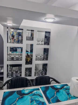 Қазіргі заманғы интерьер, павлиндермен витраж және стильді жиһаз