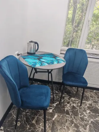 Қазіргі заманғы интерьер, павлиндермен витраж және стильді жиһаз