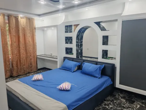 Қазіргі заманғы интерьер, павлиндермен витраж және стильді жиһаз