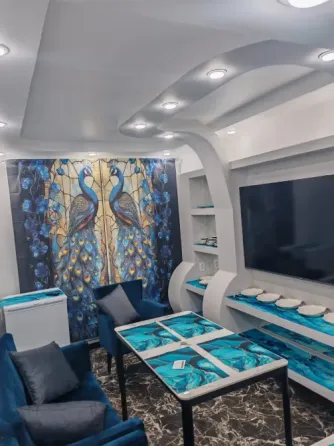 Қазіргі заманғы интерьер, павлиндермен витраж және стильді жиһаз