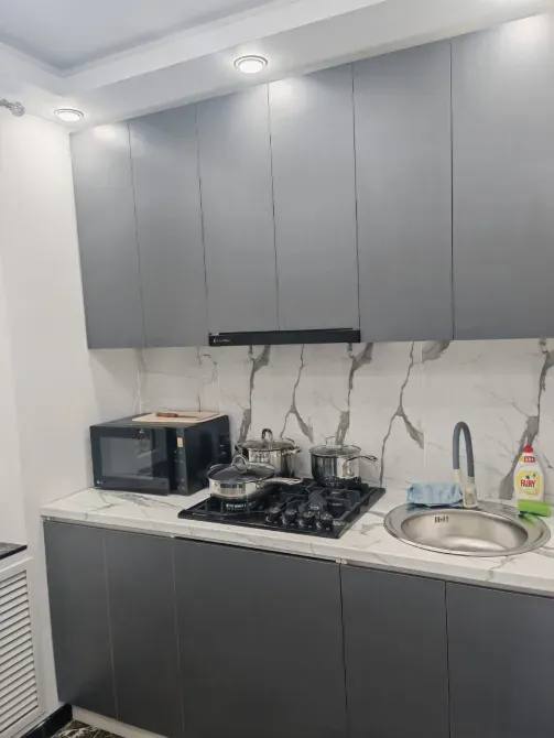 Кухня с современными приборами и стильным дизайном