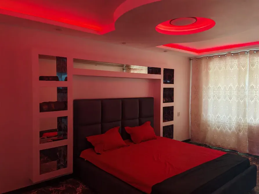 Спальня с расслабляющим освещением и уютной атмосферой