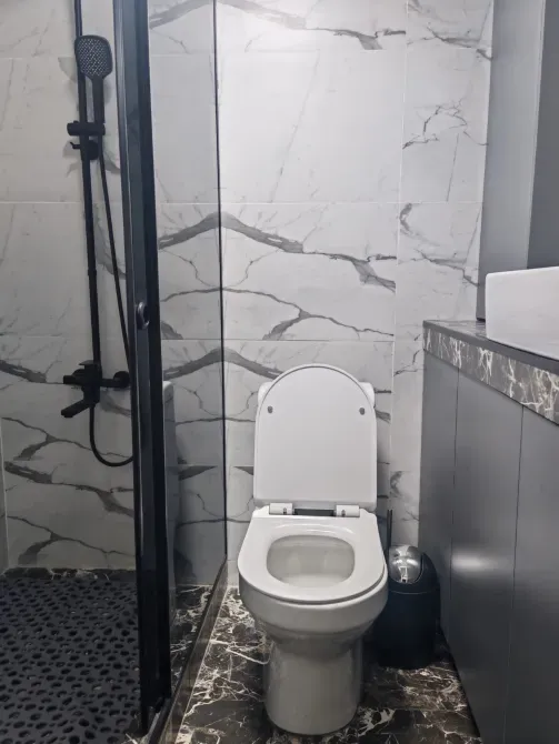 Уютное помещение ванной комнаты с душевой кабиной