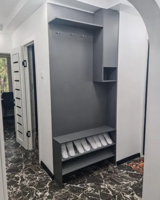 Практичный прихожая с полками и вешалкой