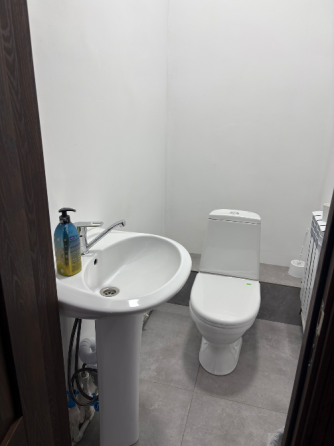 Здание на улице Центральной 58/2 с магазинами и услугами