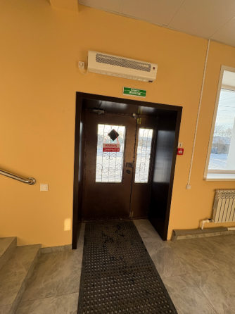 Здание на улице Центральной 58/2 с магазинами и услугами