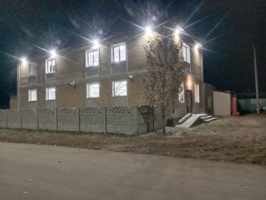 Здание ночью с освещением