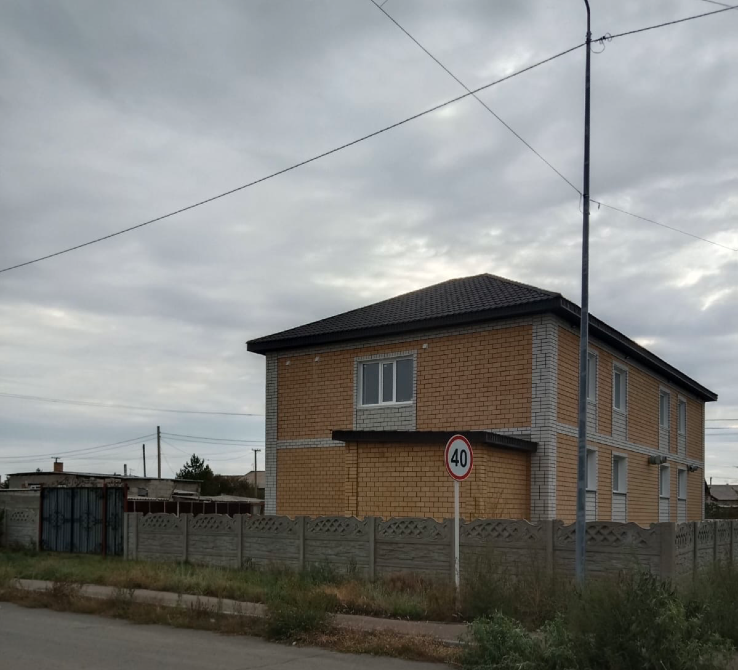 Фасад здания с дороги