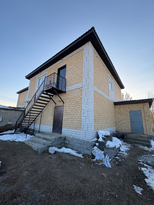 Задний фасад здания с лестницей на второй этаж