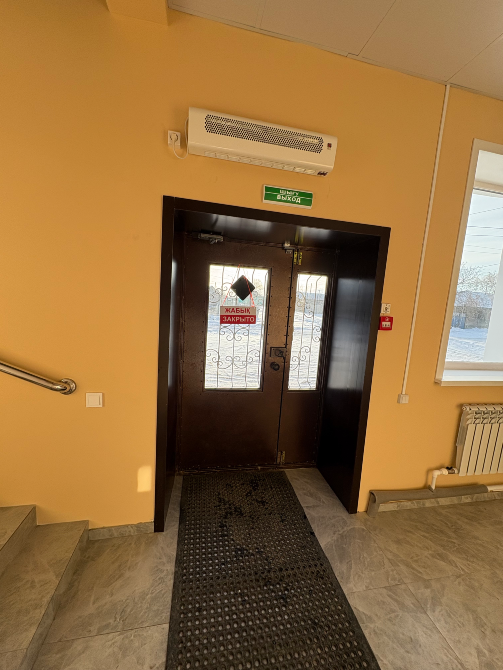 Входная дверь в здание