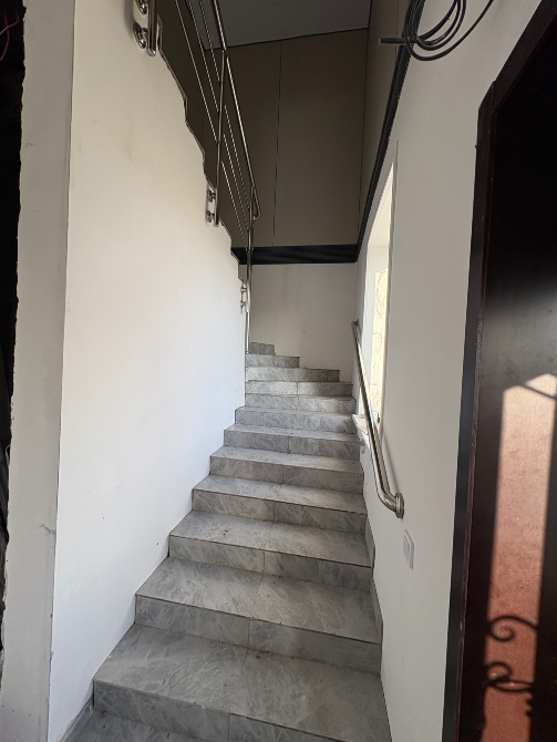 Лестница внутри здания с перилами