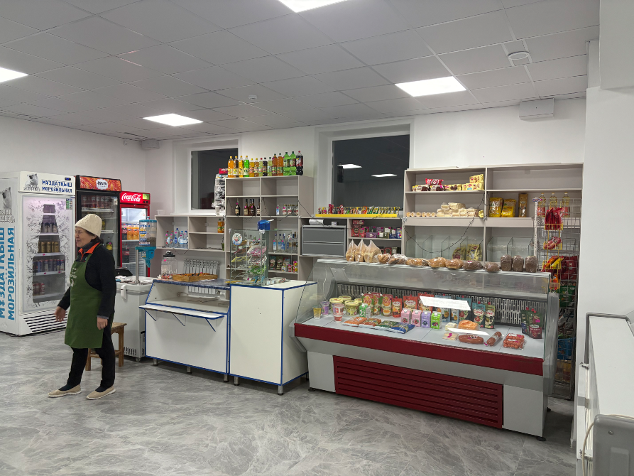 Внутренний вид продуктового магазина с витринами товаров