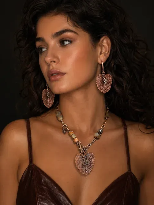 Женщина с длинными волосами и украшениями из меди, серьги и комплект 
