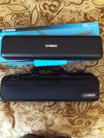 Кейс для флейты Yamaha на фоне текстиля