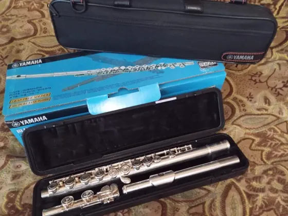 Кейс для флейты Yamaha на фоне текстиля