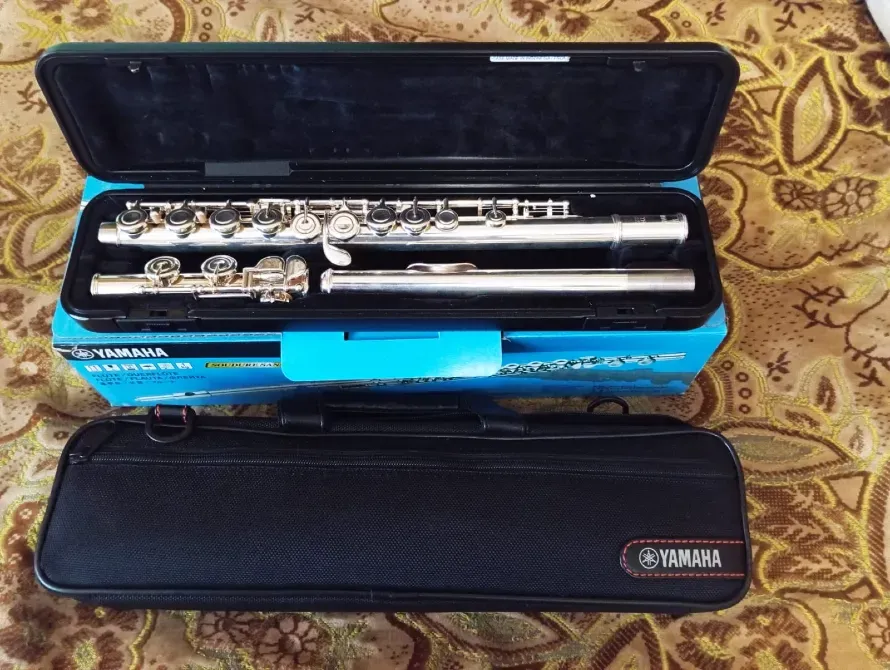 Флейта Yamaha в кейсе на фоне текстиля