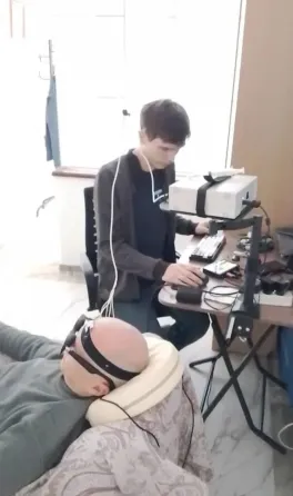 Спиральная форма с цветными прямоугольниками на пурпурном фоне