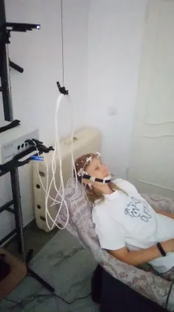 Спиральная форма с цветными прямоугольниками на пурпурном фоне