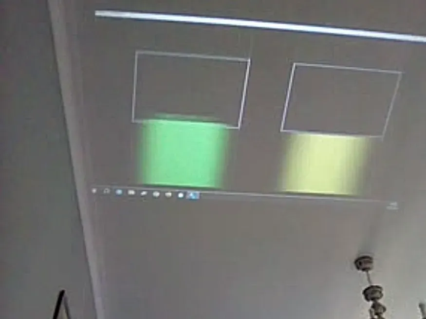 Проекция с цветными индикаторами на потолке