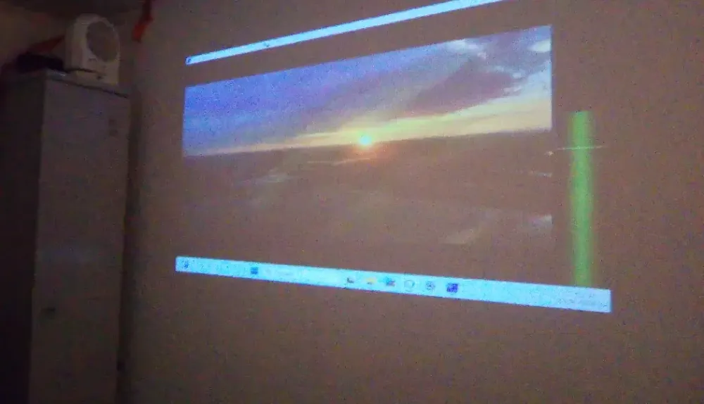 Проекция на стене, изображающая закат