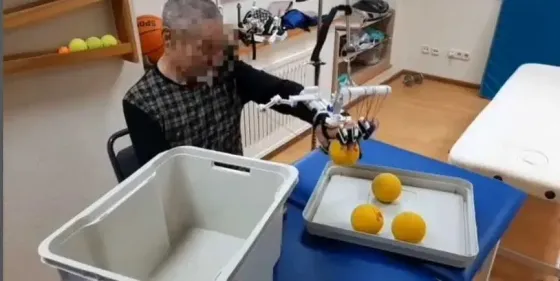 Устройство для реабилитации руки с проводами и датчиками