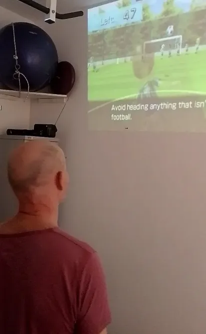 Мужчина смотрит на проектор с видеоигрой