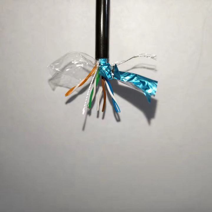 Конец кабеля с раздельными проводами и изоляцией