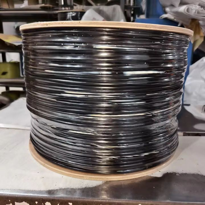 Катушка с черным проводом, намотанным в круг