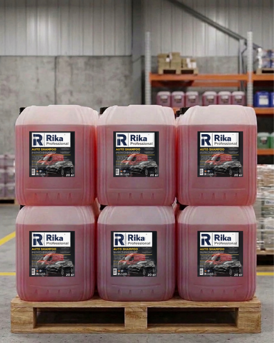 Коробки с моющим средством Rika на поддоне в автосервисе