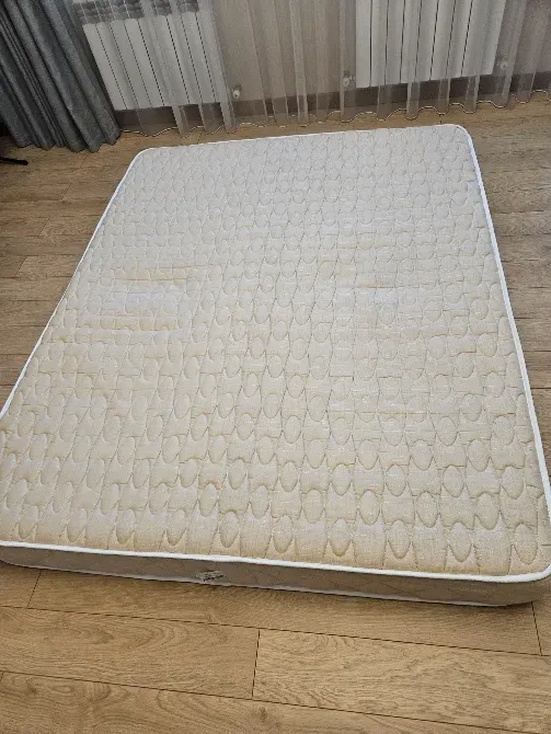 Матрас на деревянном полу, светлый, с текстурированным покрытием