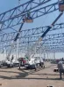 Промышлендық ғимаратты тұрғызу үшін көтергіштер мен құрылыс техникасын қолдану