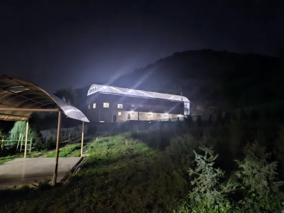 Күндізгі уақытта жасыл алаңмен және жолдармен бірге төбедегі ғимарат