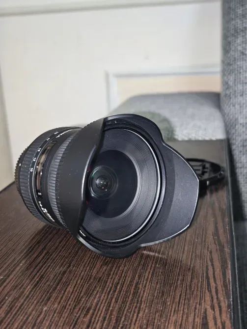 Объектив Sigma с видом спереди на деревянной поверхности