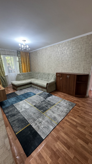Гостиная с диваном и телевизором