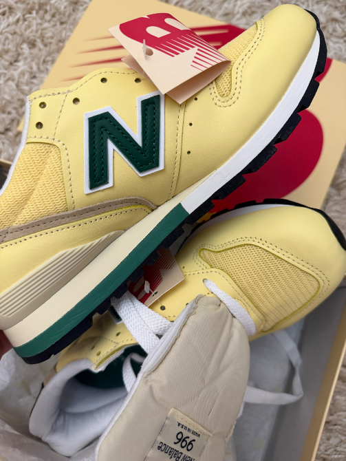 Кроссовки New Balance 966 желтого цвета с особенностями дизайна и биркой