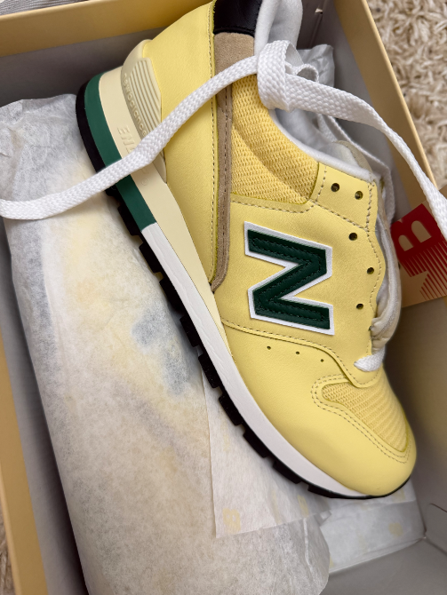 Кроссовок New Balance 996 в коробке с упаковочной бумагой