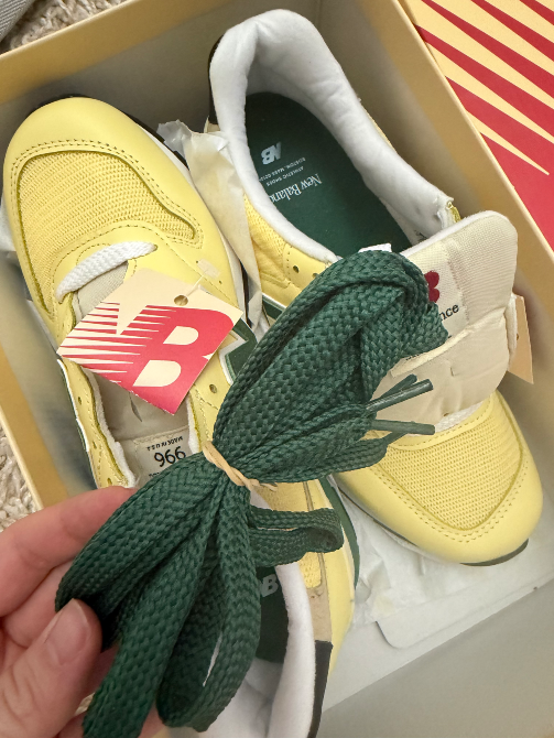 Кроссовки New Balance 966 в коробке с желтыми шнурками и биркой