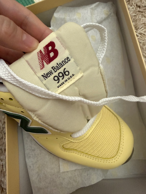 Лейбл New Balance на кроссовках 996, сделанных в США